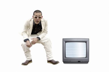 Beyaz arka planda Japon adam olan boş bir TV ekranı