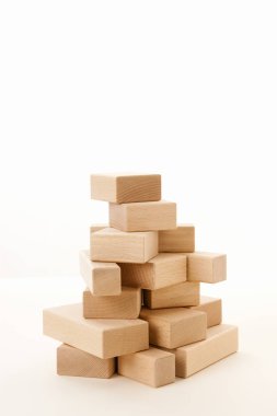 Beyaz arkaplanda izole edilmiş tahta bloklar
