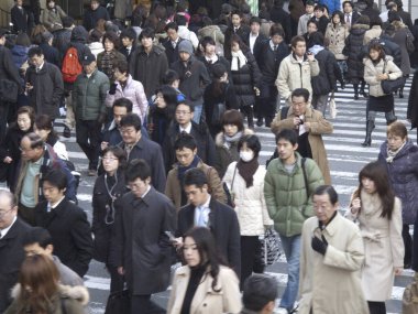 Japonya 'da yaya geçidinde karşıdan karşıya geçen insanlar.