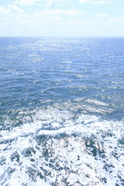 Deniz yüzeyi. köpüklü deniz dalgaları