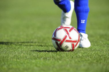 Futbolcu bacaklarını çalışırken kapat