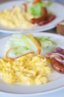 Yağda yumurta, pastırma ve tabakta salata.