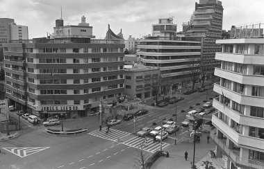 Tokyo şehrinin eski siyah beyaz panoramik manzarası ve şehir trafiği