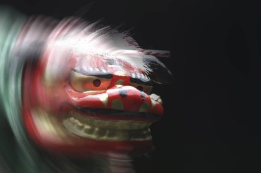 Korkunç kırmızı Japon dans eden aslan bebeği. 