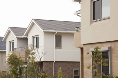 Ağaçlı ve pencereli modern banliyö evleri