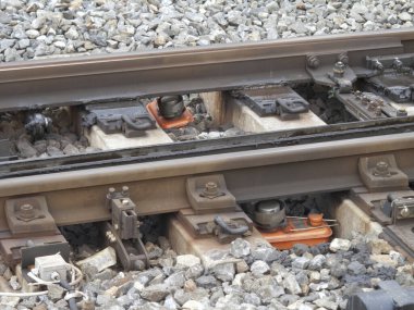 Metal tren raylarını ve taşları kapatın. 