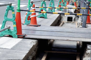 Bir sürü aleti olan bir inşaat alanı.