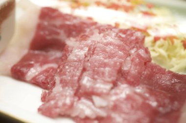 Bir tabak çiğ ete yakın.