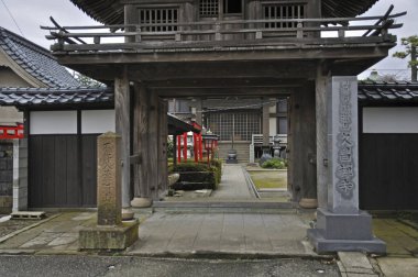 Güzel antik Japon tapınağının manzaralı görüntüsü.