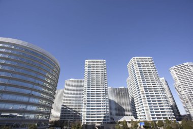 Tokyo 'da parlak mavi gökyüzünün altında uzun, parlak binalar..