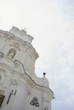 Eski şehrin ve gökyüzünün kutsal üçlüsünün kilisesi