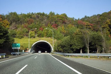 Dağ yolunun tüneli