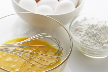 Omlet tarifi konsepti olan çırpılmış yumurta ve çırpılmış yumurta manzarasını kapat. 