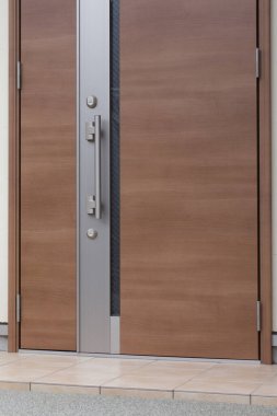 Metal sapı ve parlak tasarımı olan modern ahşap kapı.