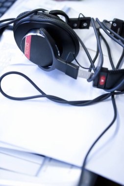 Masadaki bilgisayar kulaklıkları