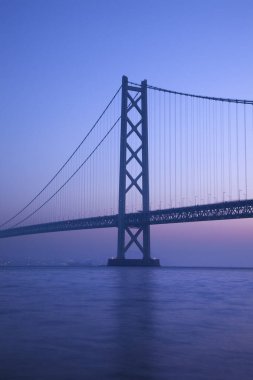 Köprü ve gün batımının olduğu açık hava manzarası        