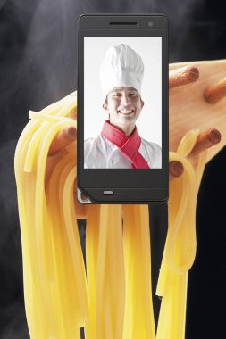 Cep telefonu ekranındaki genç Japon aşçının portresi, yemek konsepti geçmişi. 