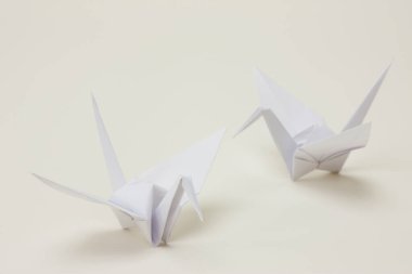beyaz zemin üzerinde Origami Vinçler