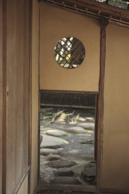 Ahşap bir duvarda eski paslı bir levha