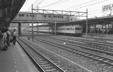 Tren istasyonunda bekleyen insanlar. 