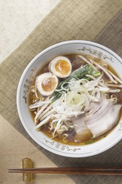 Domuz kemiği çorbası ve erişteden yapılmış Japon Ramen yemeğinin üst görüntüsü.