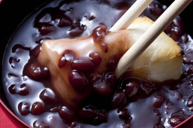 Kırmızı fasulye sosunun içindeki lezzetli ızgara balığın yakın görüntüsü. 