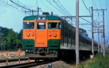 Tren Japonya 'da demiryolunda ve mavi gökyüzünde hareket ediyor.