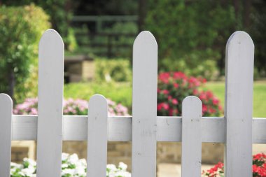 Yaz bahçesinde çiçekli ahşap çit