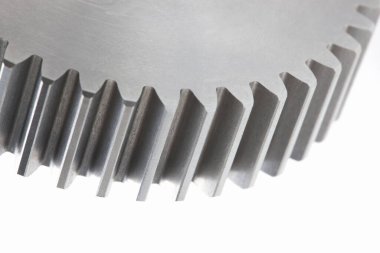 Beyaz arkaplanda metal dişli