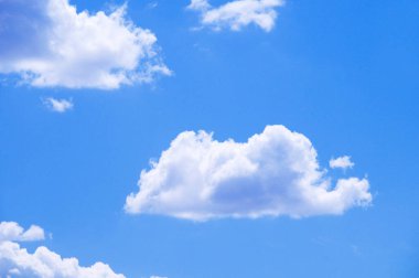 Mavi gökyüzünde beyaz bulutlar