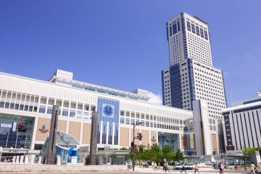 Mimarlık, hareketli Japon şehrinde akan parlak ışık için bir tuval görevi görüyor..