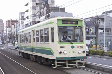 Yolcu tramvayının yanından geçen şehir caddesi