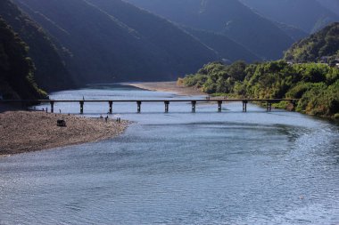 Dağlardaki nehrin güzel manzarası. Dağlardaki nehir..