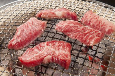 Izgara ızgara arka planda ızgara Japon sığır eti, yakın