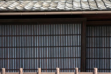 Geleneksel Japon ahşap kapı döşeme çatısının altında