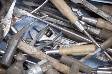 Ahşap arkaplanda eski tamir araçları