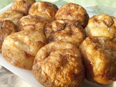 Tepside kızartılmış çörekler. 