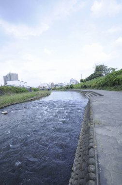 Şehirde akan Tagawa nehrinin güzel manzarası         