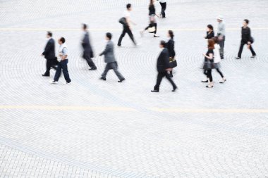 Gündüz vakti şehirde yürüyen bir grup insan