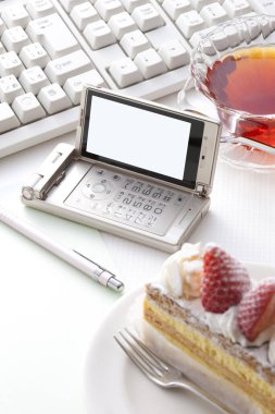 Bilgisayar klavyesindeki modern cep telefonunun yakın görüntüsü