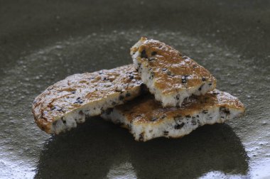 Üç gevrek susamlı pirinç krakeri birlikte dinleniyor.