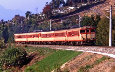 Asya Köyü 'nde gündüz vakti Demiryolu Taşımacılığı 
