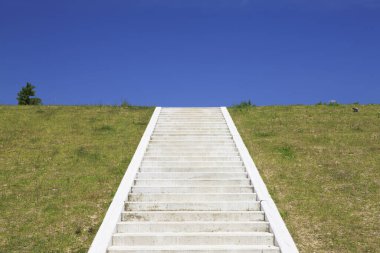 Tepedeki merdivenler ve mavi gökyüzü