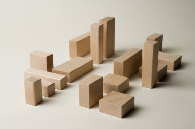 Beyaz arkaplanda tahta bloklar, kapatın