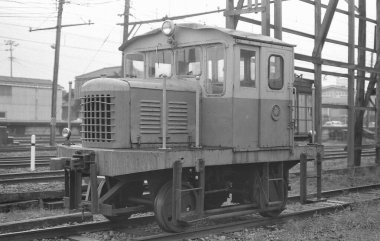 Lokomotif Arabalarını Japonya 'nın Kentsel Arazisinde Çekiyor.