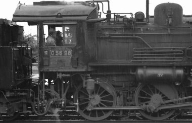 Japon Demiryollarının Gündüz Siyah ve Beyaz Çekimi