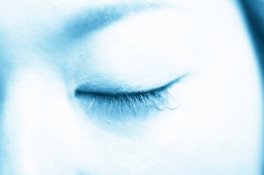 Asyalı bir kadının beyaz arka planda kapalı portresi.