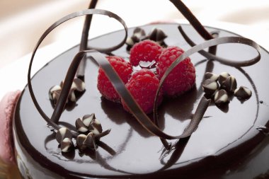 Ahududulu çikolatalı pastanın yakın plan görüntüsü.    