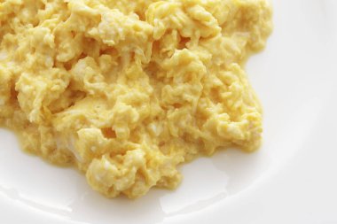 Arka planda lezzetli çırpılmış yumurta, yakın plan.