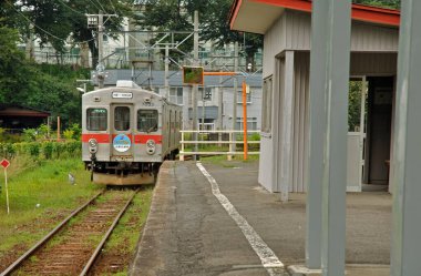 Gün ışığı, Japonya 'nın demiryolu sisteminden geçen tek bir trenin metalik parıltısını yakalıyor..
